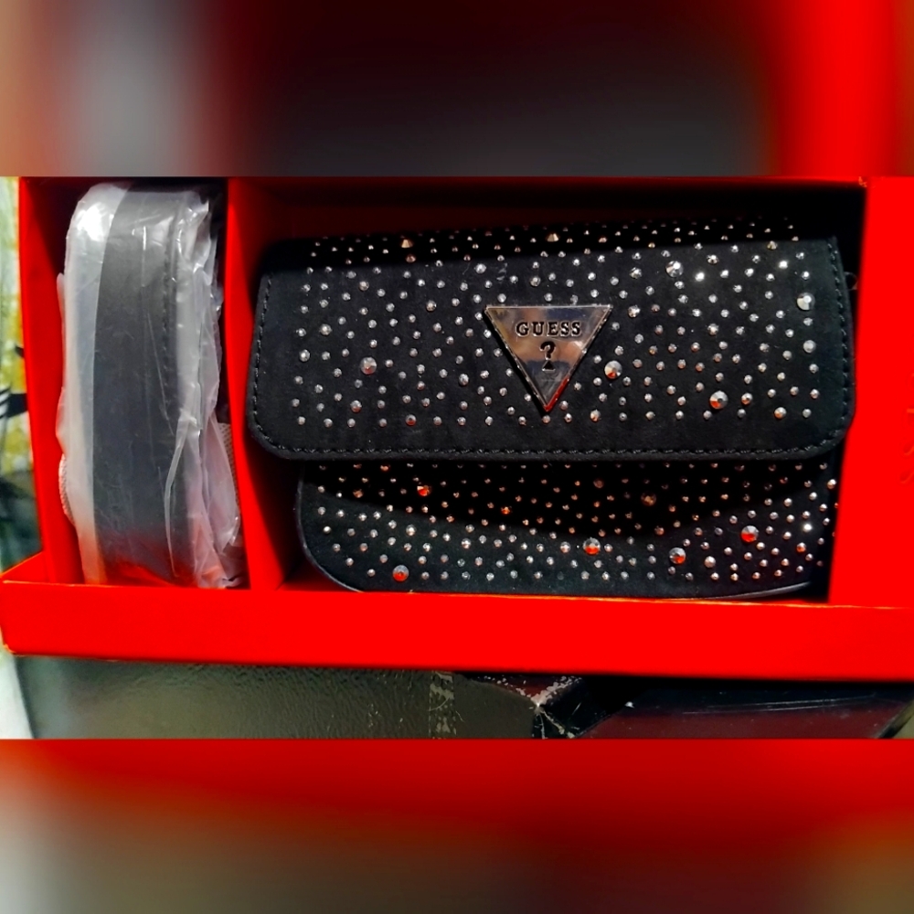 BNIB Guess Clutch w/ Removeable strap